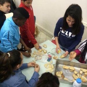 les élèves préparent les formes de mie de pain pour le jeu "attrape-pain"